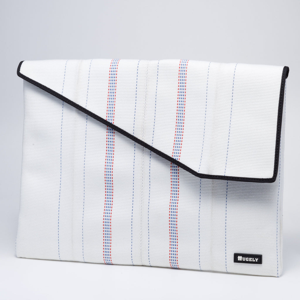 Handicraft sustainable and recycled laptop sleeve from Asia. The notebook bag is made of recycled fire hose and sold online on www.qacrafts.com.